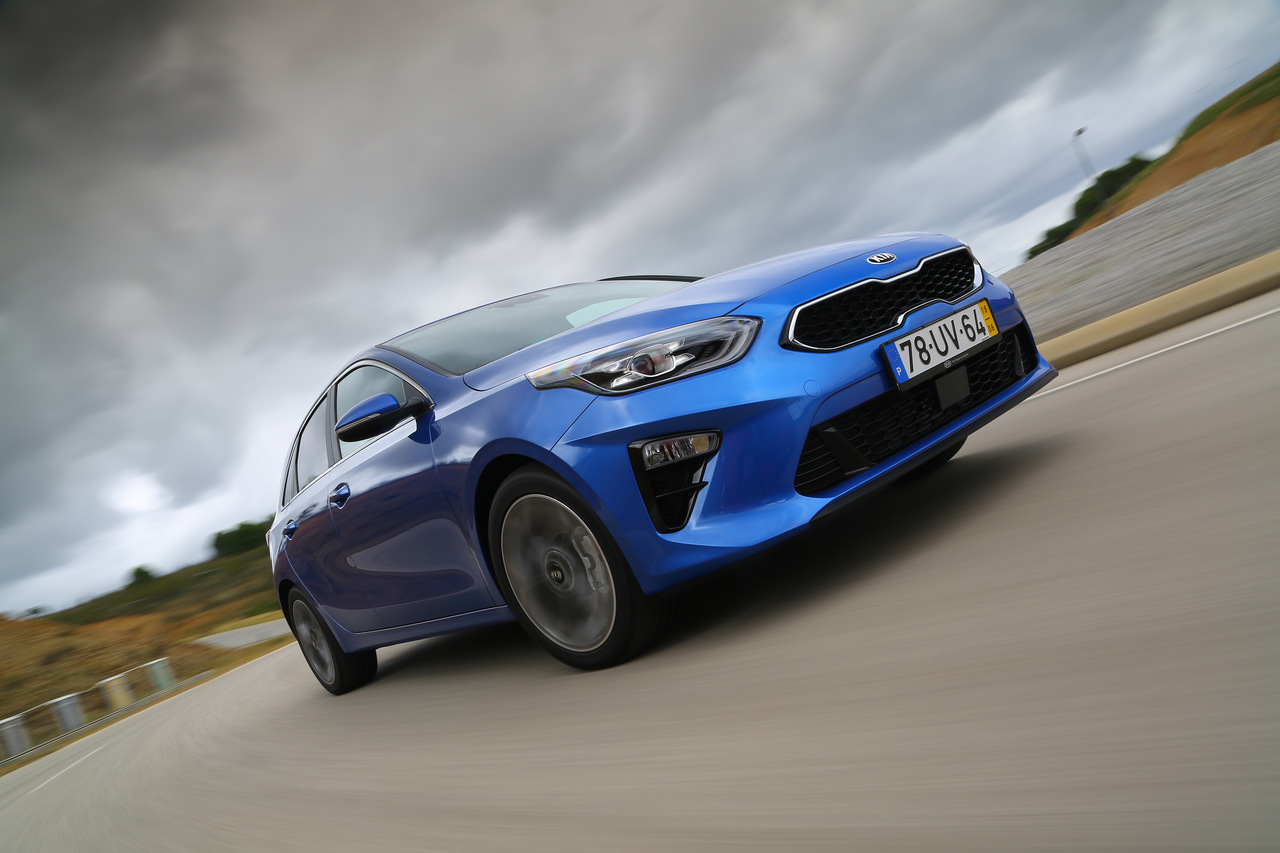 Kia Ceed 1.6 CRDi 6MT transmission 136hp Blue Flame 21_Easy-Resize.com