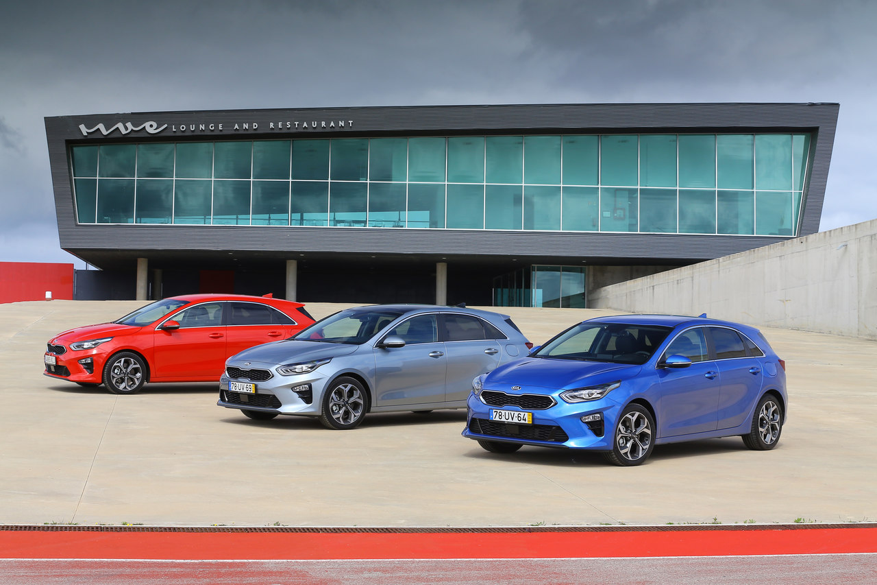 Kia Ceed group shot 5_Easy-Resize.com