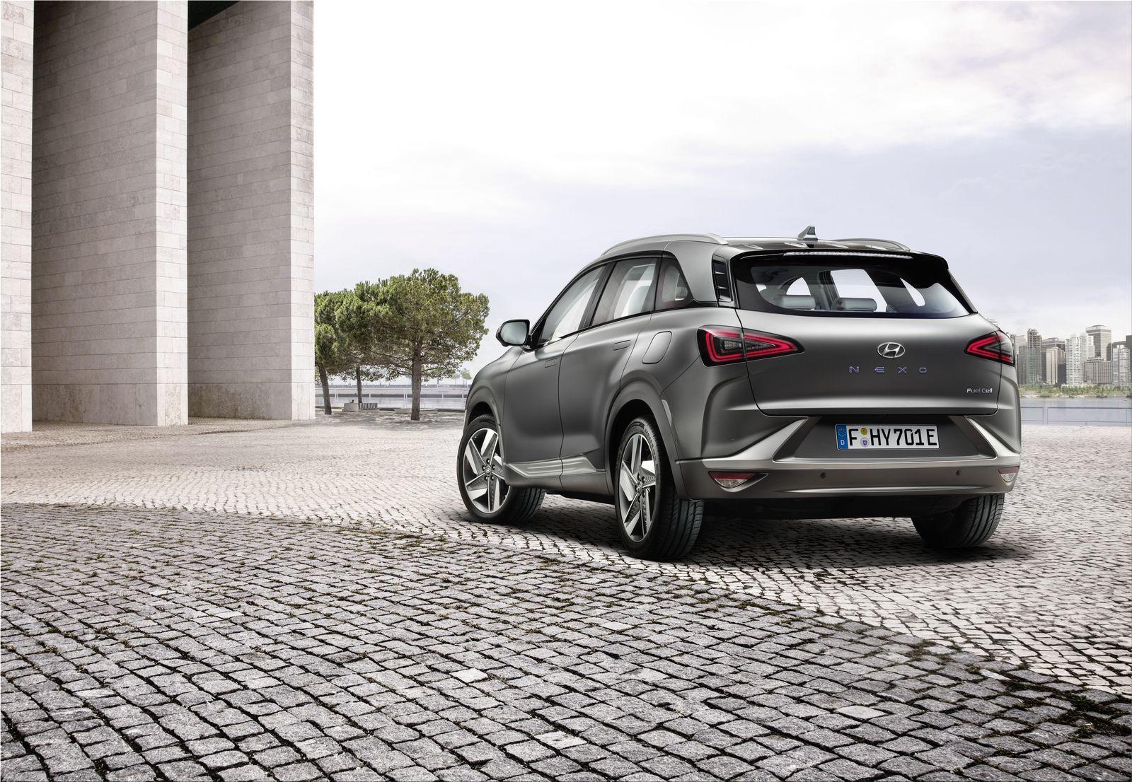 hyundai-nexo-fuel-cell-electric-vehicle-2car23821