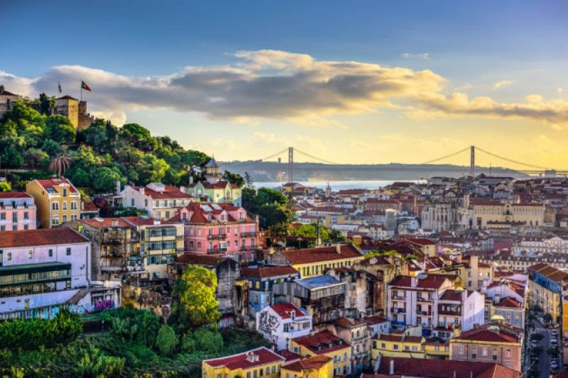 Lisbon-Portugal-Skyline-and-Castle-iStock_000052129662_Large-2-1-630×420