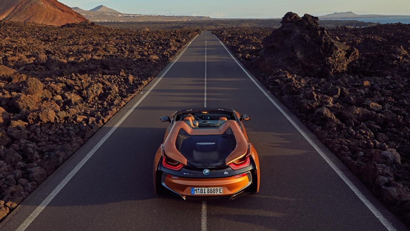 rear-bmw-i8-roadster-2019-pictures-1959×1102