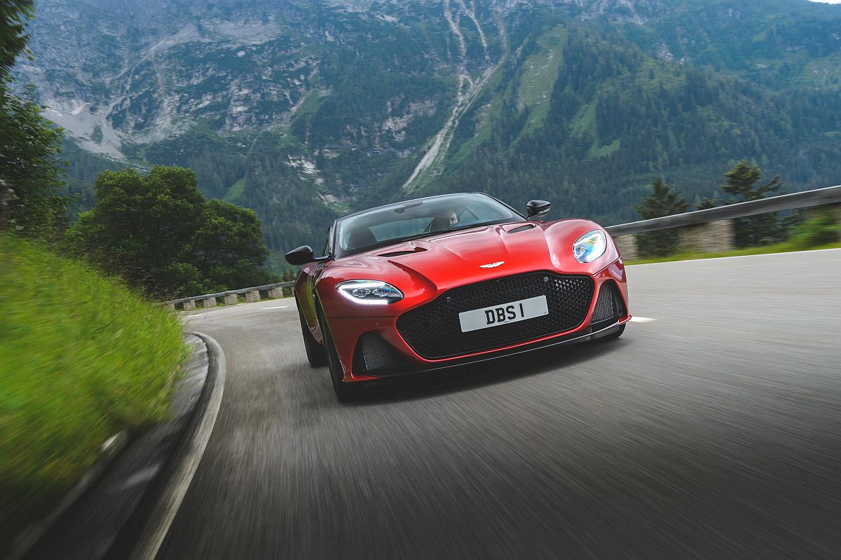AM_DBS_SUPERLEGGERA__HYPER_RED_017 (1)