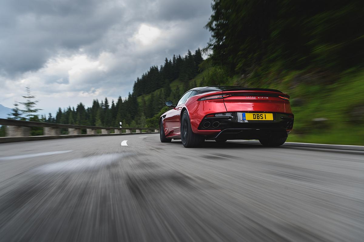 AM_DBS_SUPERLEGGERA__HYPER_RED_029_28097