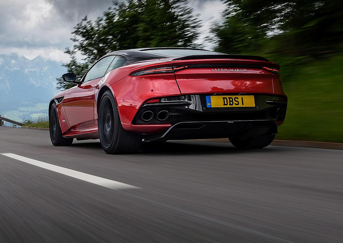 AM_DBS_SUPERLEGGERA__HYPER_RED_030_28098