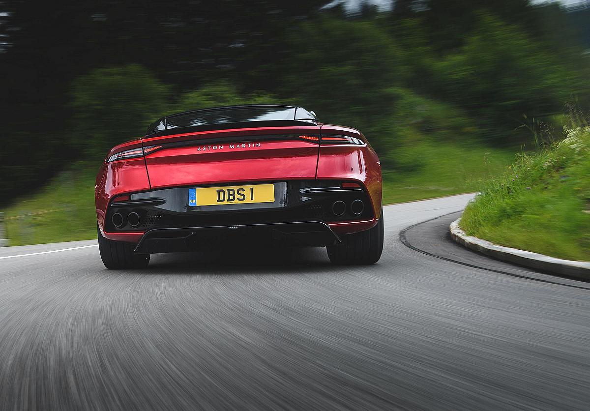 AM_DBS_SUPERLEGGERA__HYPER_RED_031_28099