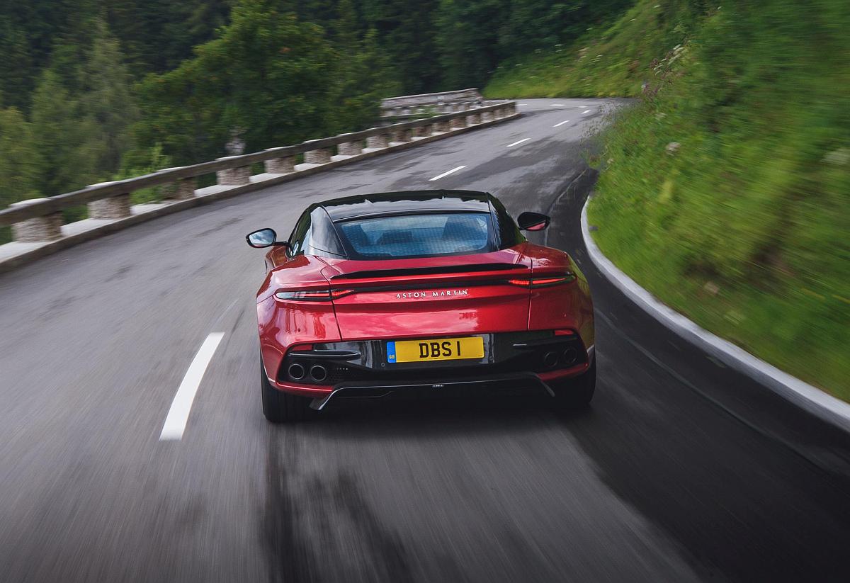 AM_DBS_SUPERLEGGERA__HYPER_RED_033_28101
