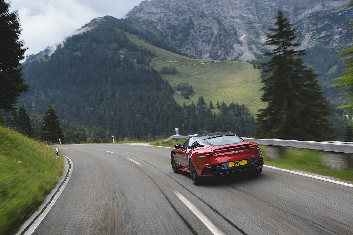 AM_DBS_SUPERLEGGERA__HYPER_RED_036_28104