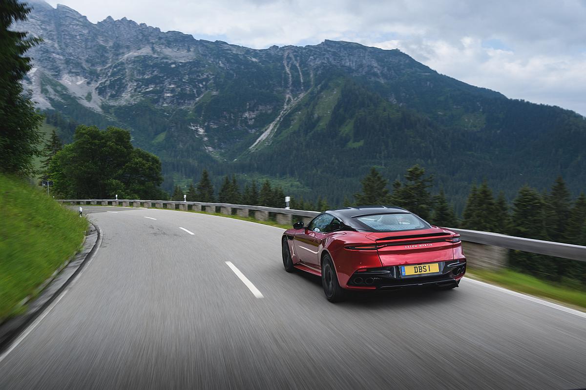 AM_DBS_SUPERLEGGERA__HYPER_RED_037_28105