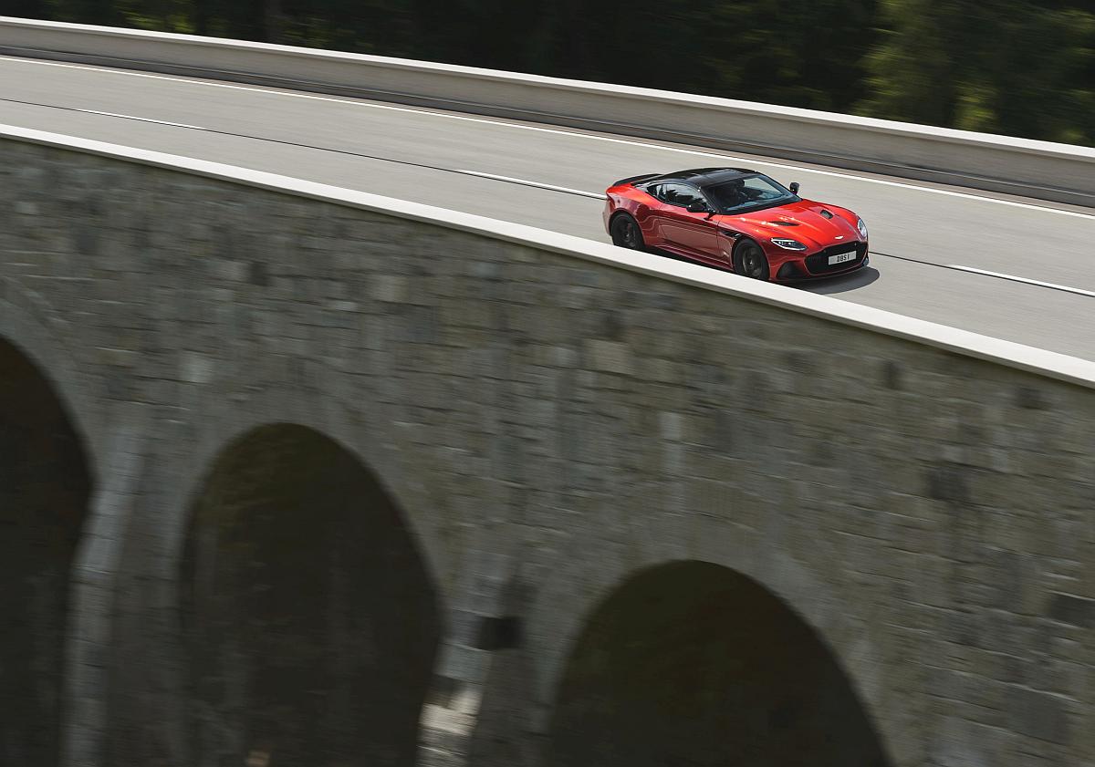 AM_DBS_SUPERLEGGERA__HYPER_RED_040_28108
