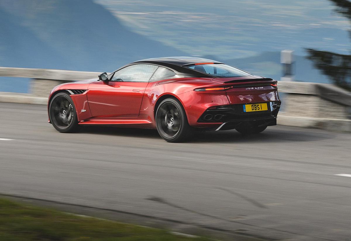 AM_DBS_SUPERLEGGERA__HYPER_RED_049_28117