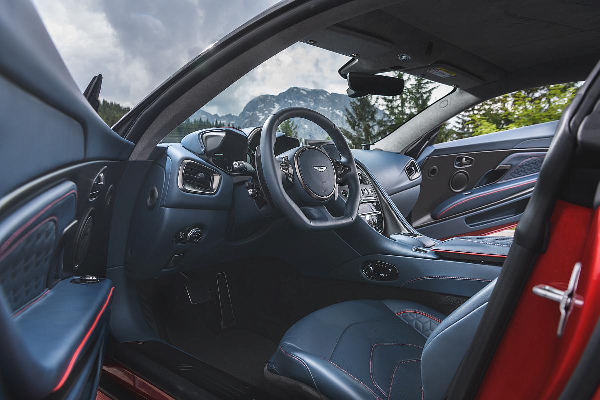 AM_DBS_SUPERLEGGERA__HYPER_RED_054_28122