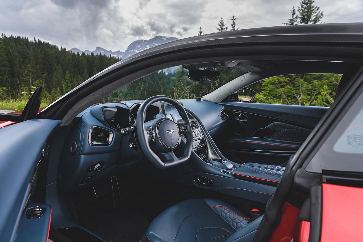 AM_DBS_SUPERLEGGERA__HYPER_RED_055_28123