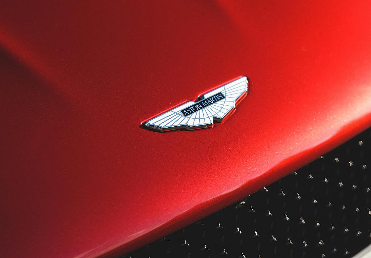 AM_DBS_SUPERLEGGERA__HYPER_RED_090_28158