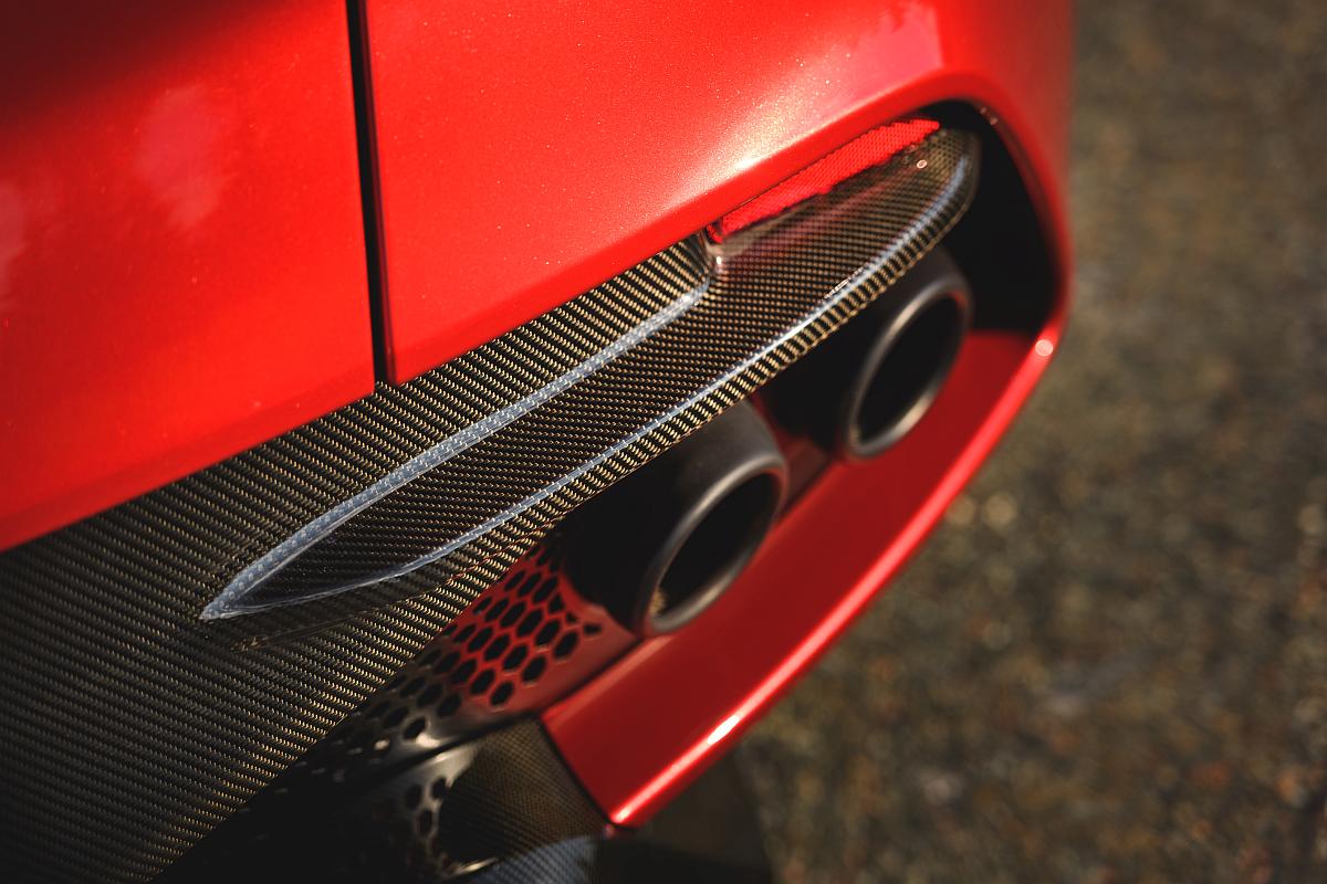 AM_DBS_SUPERLEGGERA__HYPER_RED_104_28172