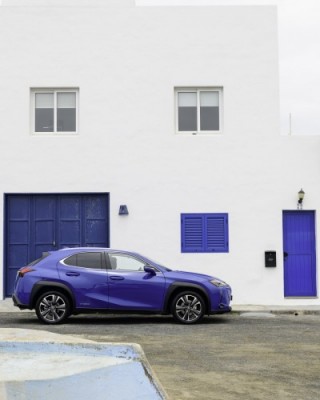 500_lexusux-00092