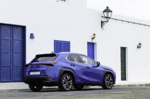 500_lexusux-00096
