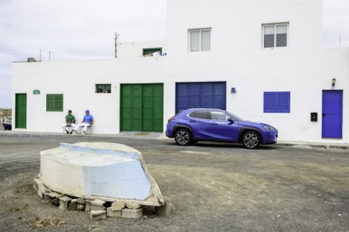 500_lexusux-00107
