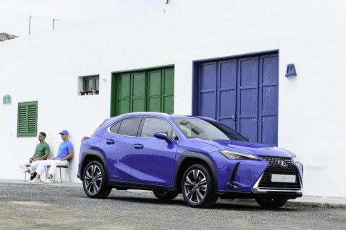 500_lexusux-00110