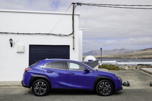 500_lexusux-00160