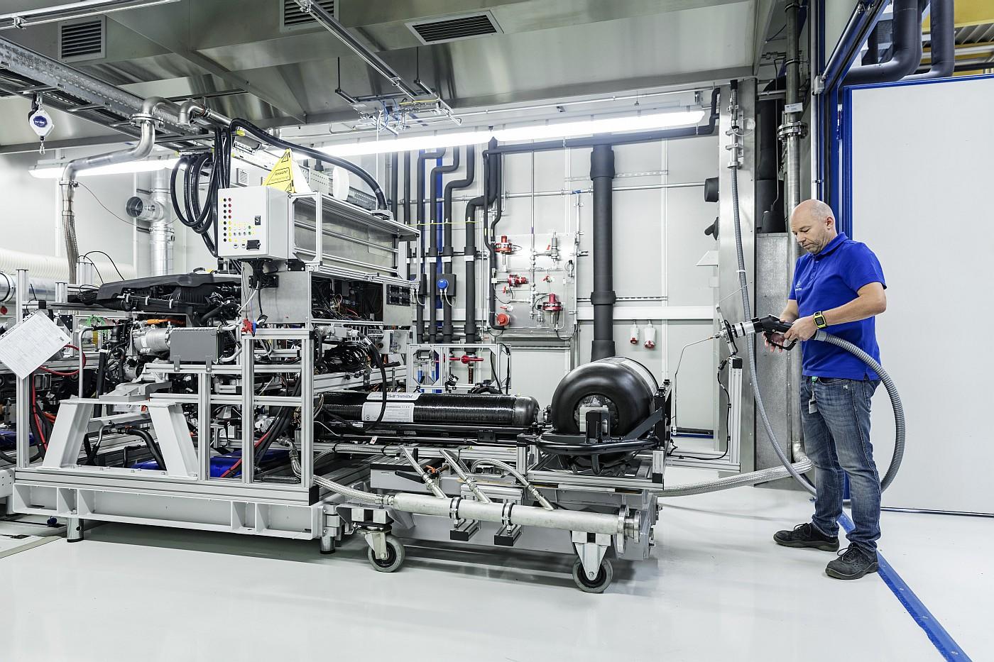 Exklusive Einblicke in die Entwicklung und Erprobung des GLC F-CELL: Die nächste Generation Brennstoffzellenfahrzeuge von Mercedes-Benz auf dem Weg zur Serienreife

Exclusive insights into the development and testing of the GLC F-CELL: The next generation