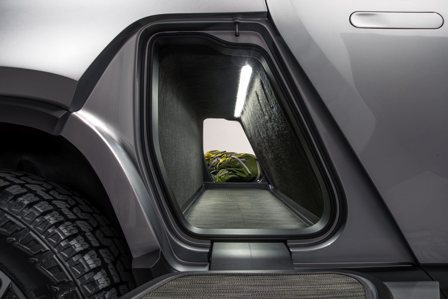 A.-Rivian_R1T_Gear_Tunnel