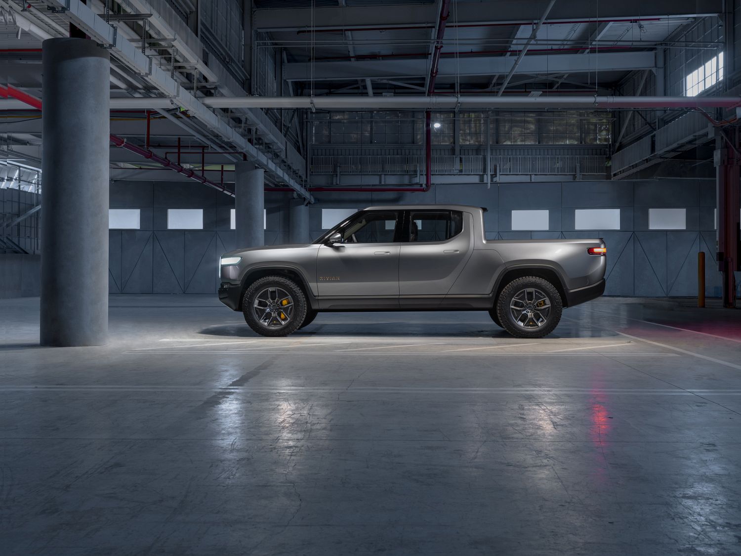 B.-Rivian_R1T_Side_View
