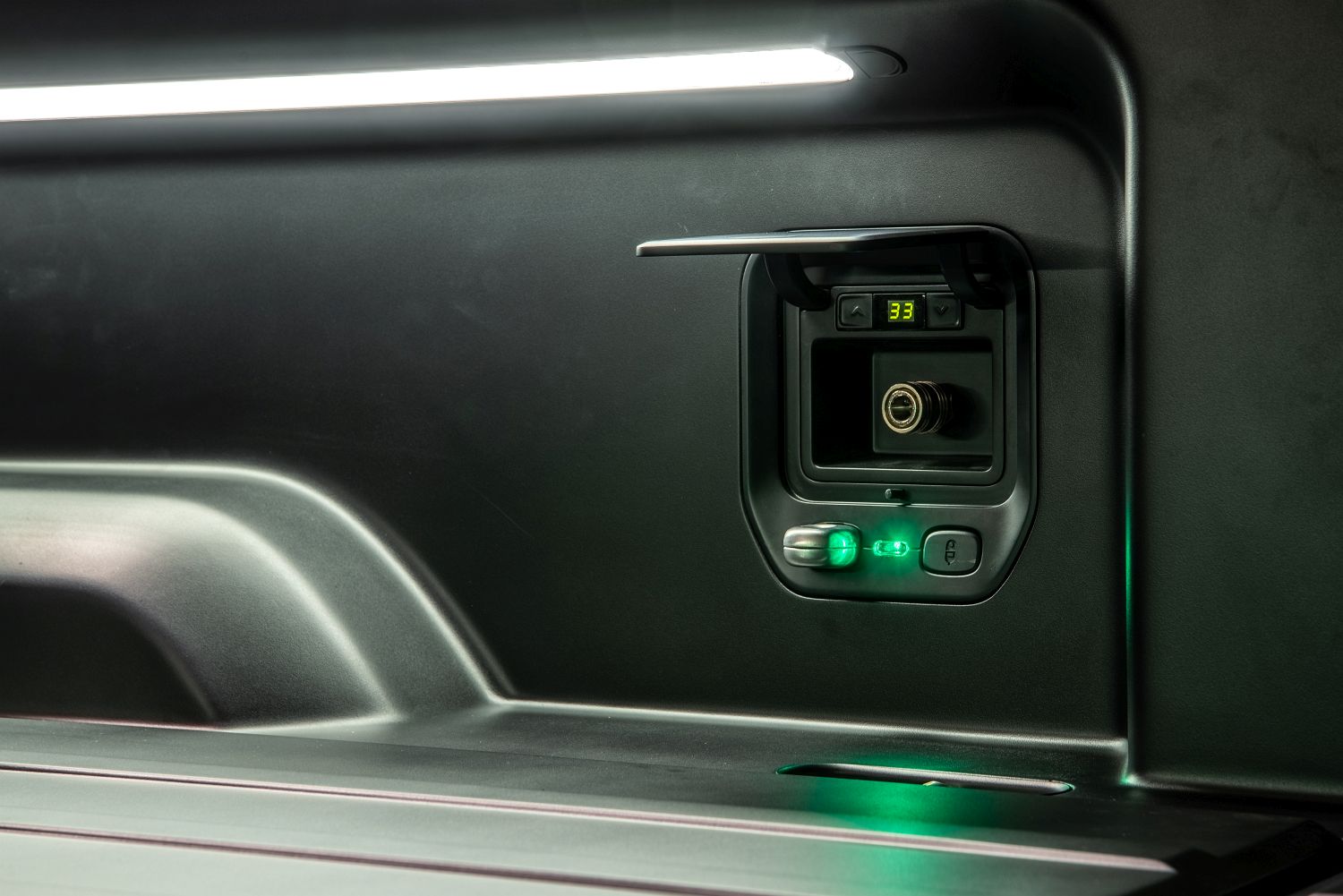 F.-Rivian-R1T_Bed_Compressed_Air_and_Gear_Guard