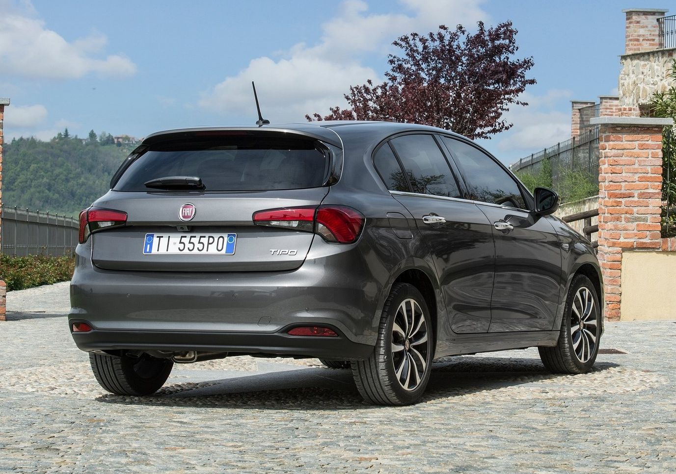 Fiat-Tipo_5-door-2017-1600-15