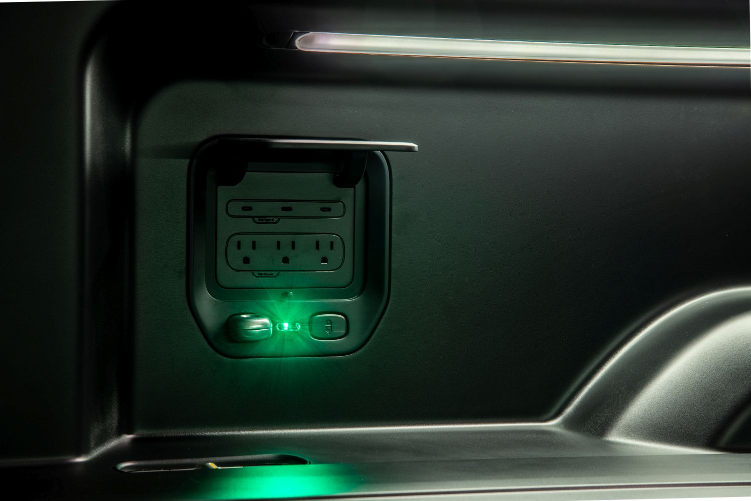 G.-Rivian_R1T_Bed_Power_and_Gear_Guard