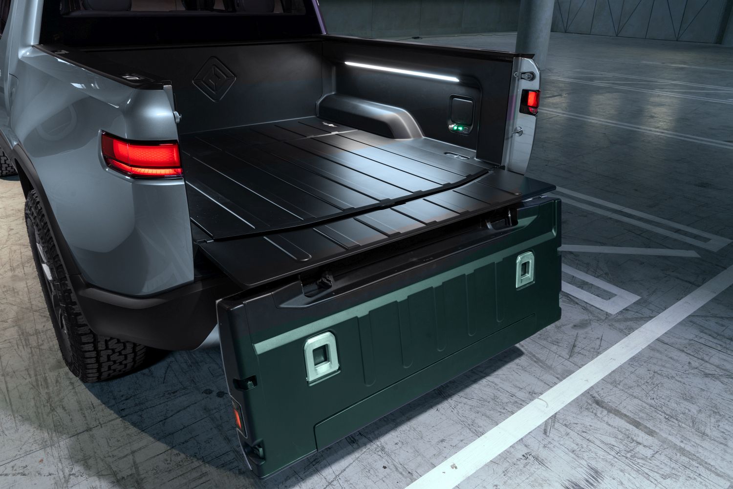 J.-Rivian_R1T_Tailgate_180_Open