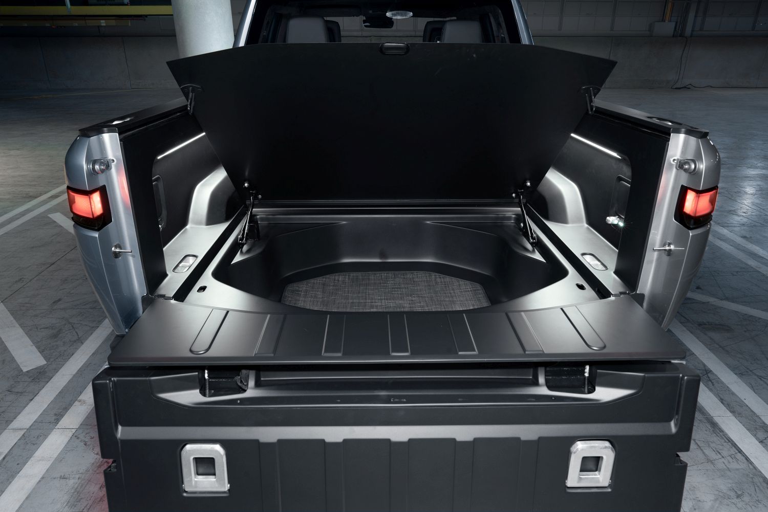 L.-Rivian_R1T_Rear_Bin_No_Spare