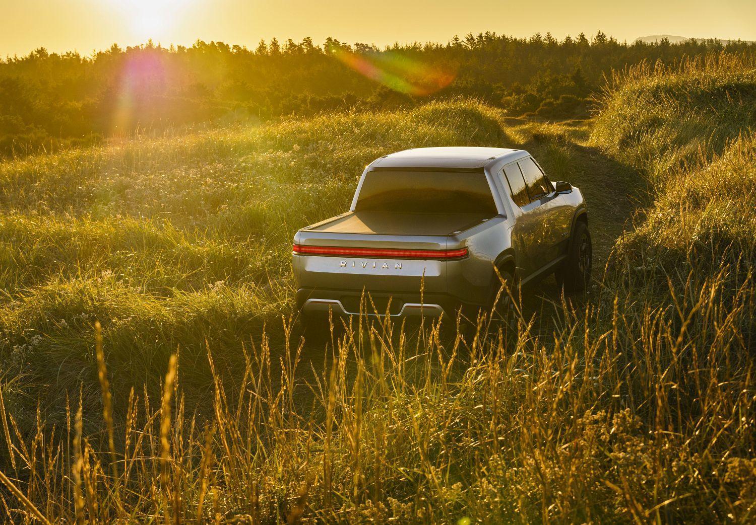 N.-Rivian_R1T_Grass