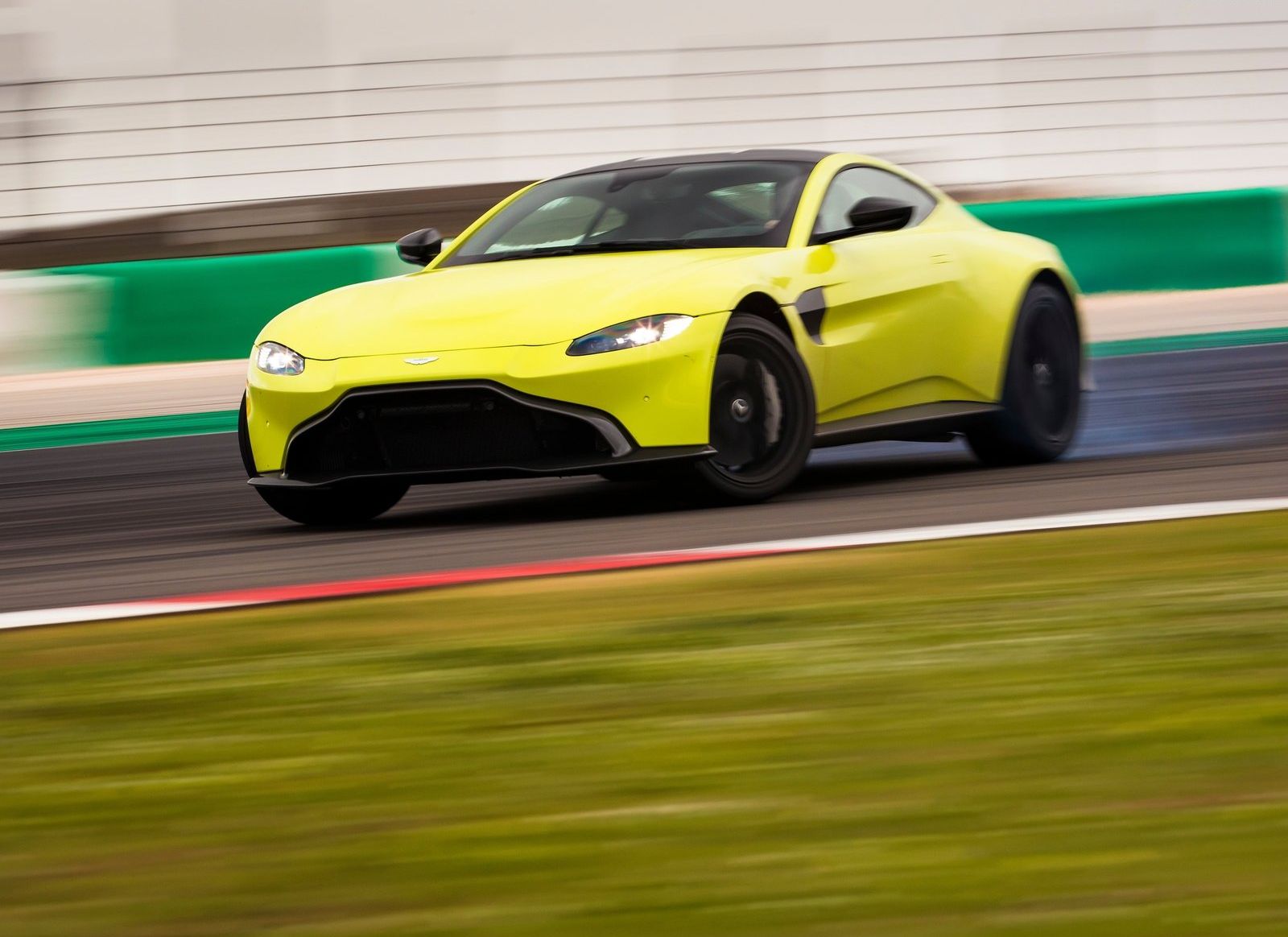 Aston_Martin-Vantage_Lime_Essence-2019-1600-15