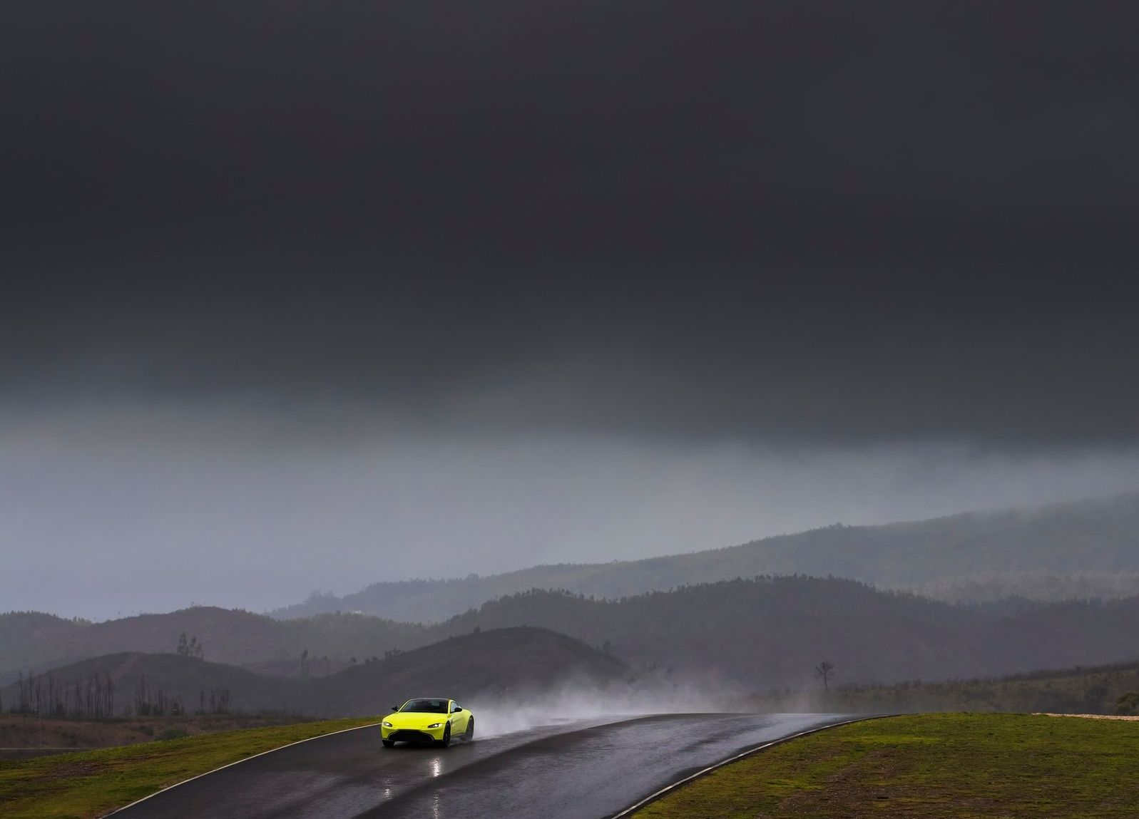 Aston_Martin-Vantage_Lime_Essence-2019-1600-1f