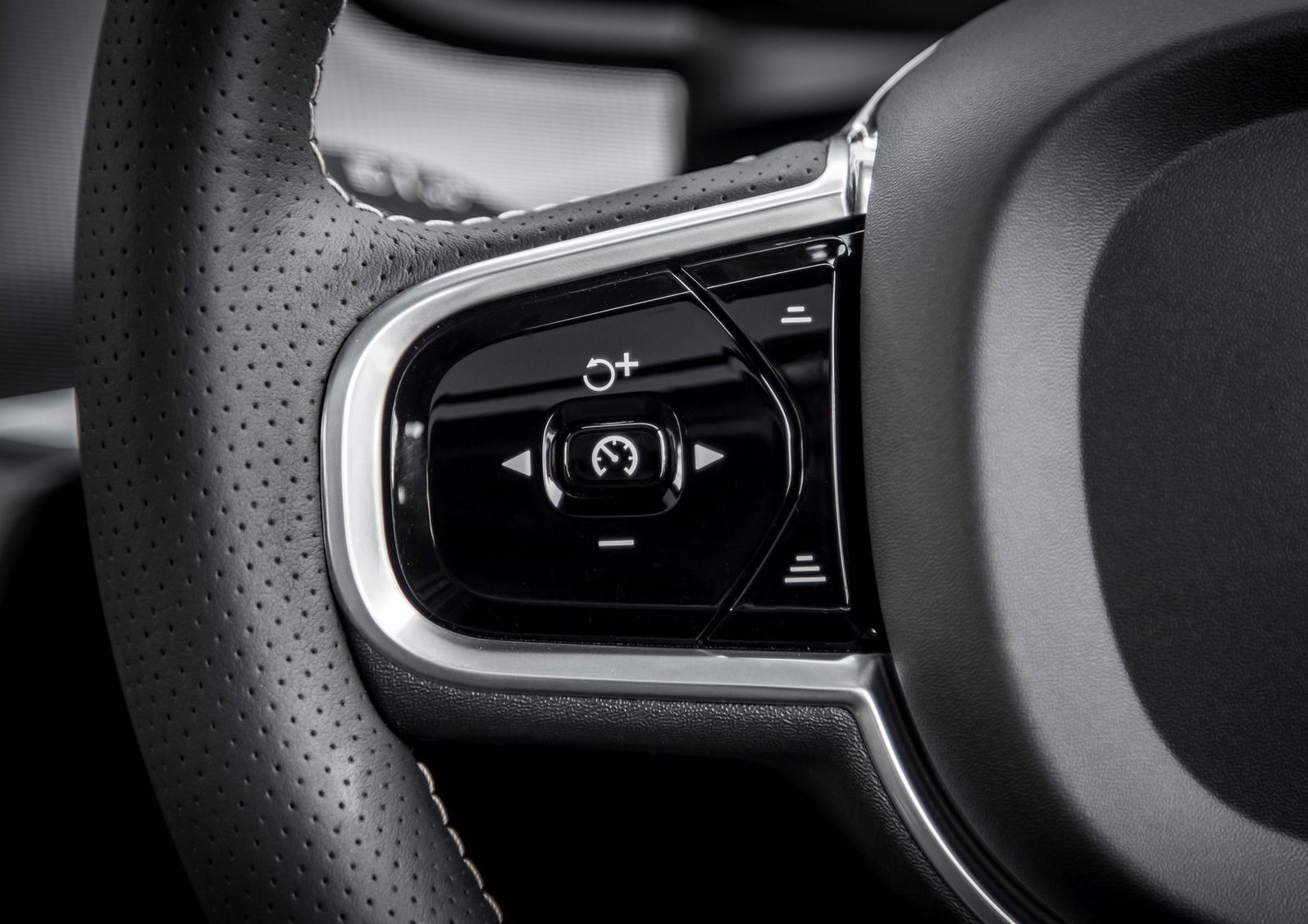 Volvo-S90_R-Design-2017-1600-25