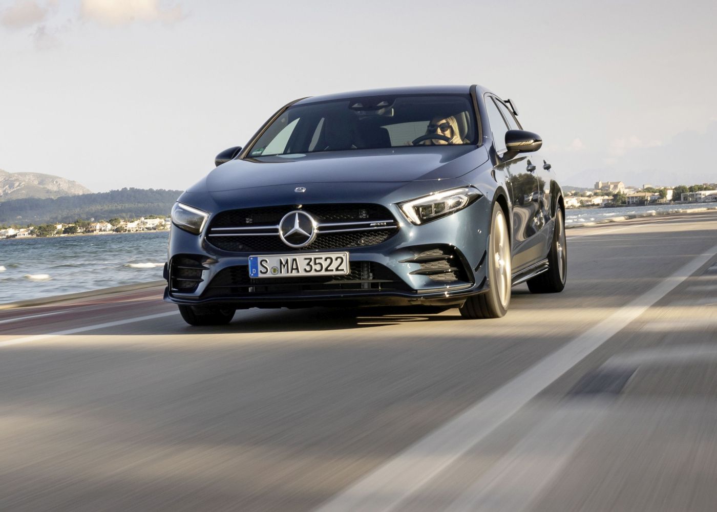 Mercedes-AMG A 35 4MATIC: Neuer Einstieg in die Welt der Driving Performance

Mercedes-AMG A 35 4MATIC: New entry-level model opens up the world of driving performance