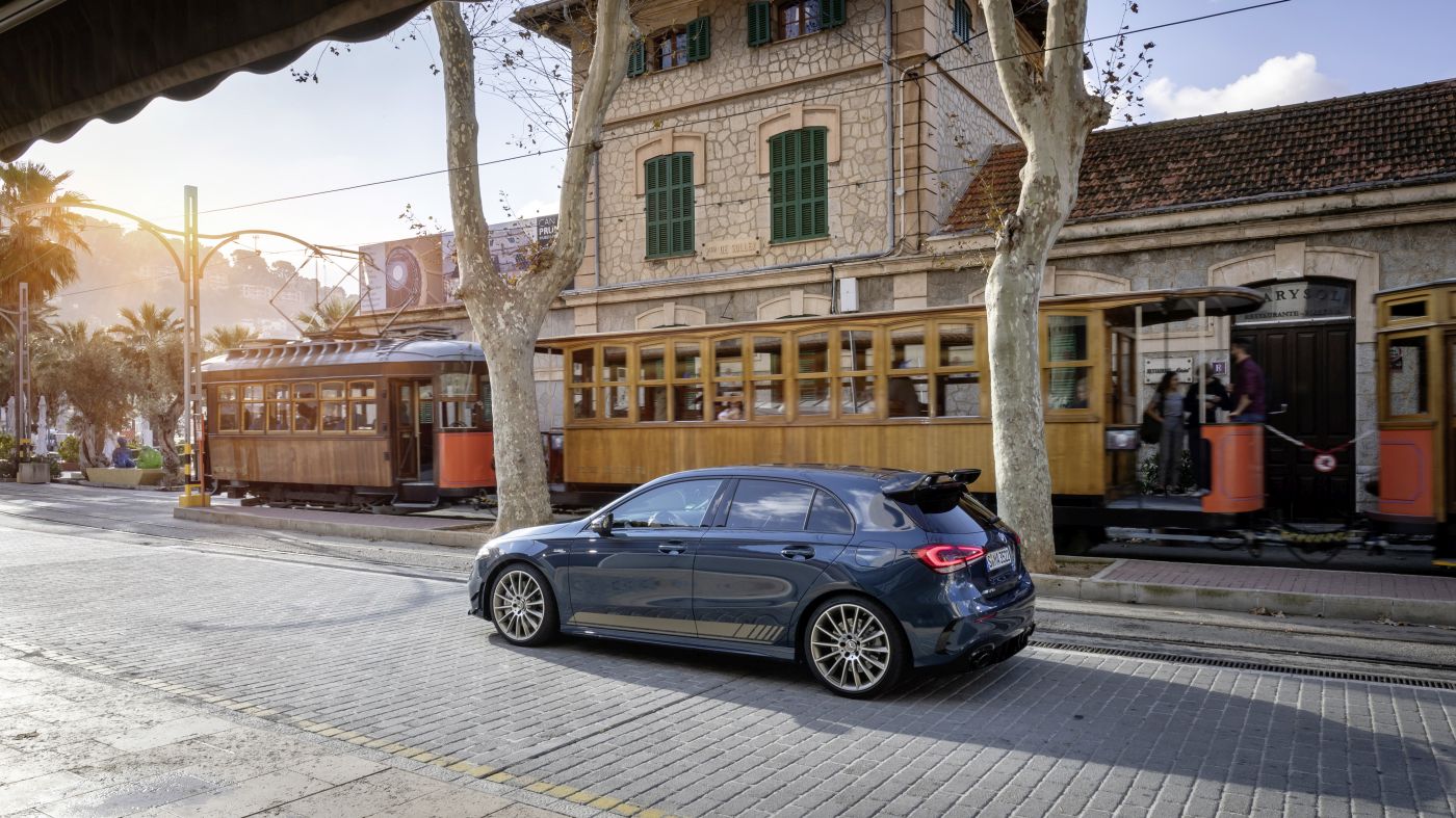 Mercedes-AMG A 35 4MATIC: Neuer Einstieg in die Welt der Driving Performance

Mercedes-AMG A 35 4MATIC: New entry-level model opens up the world of driving performance
