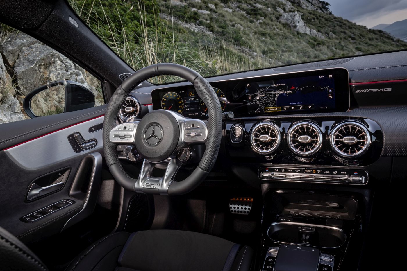 Mercedes-AMG A 35 4MATIC: Neuer Einstieg in die Welt der Driving Performance

Mercedes-AMG A 35 4MATIC: New entry-level model opens up the world of driving performance