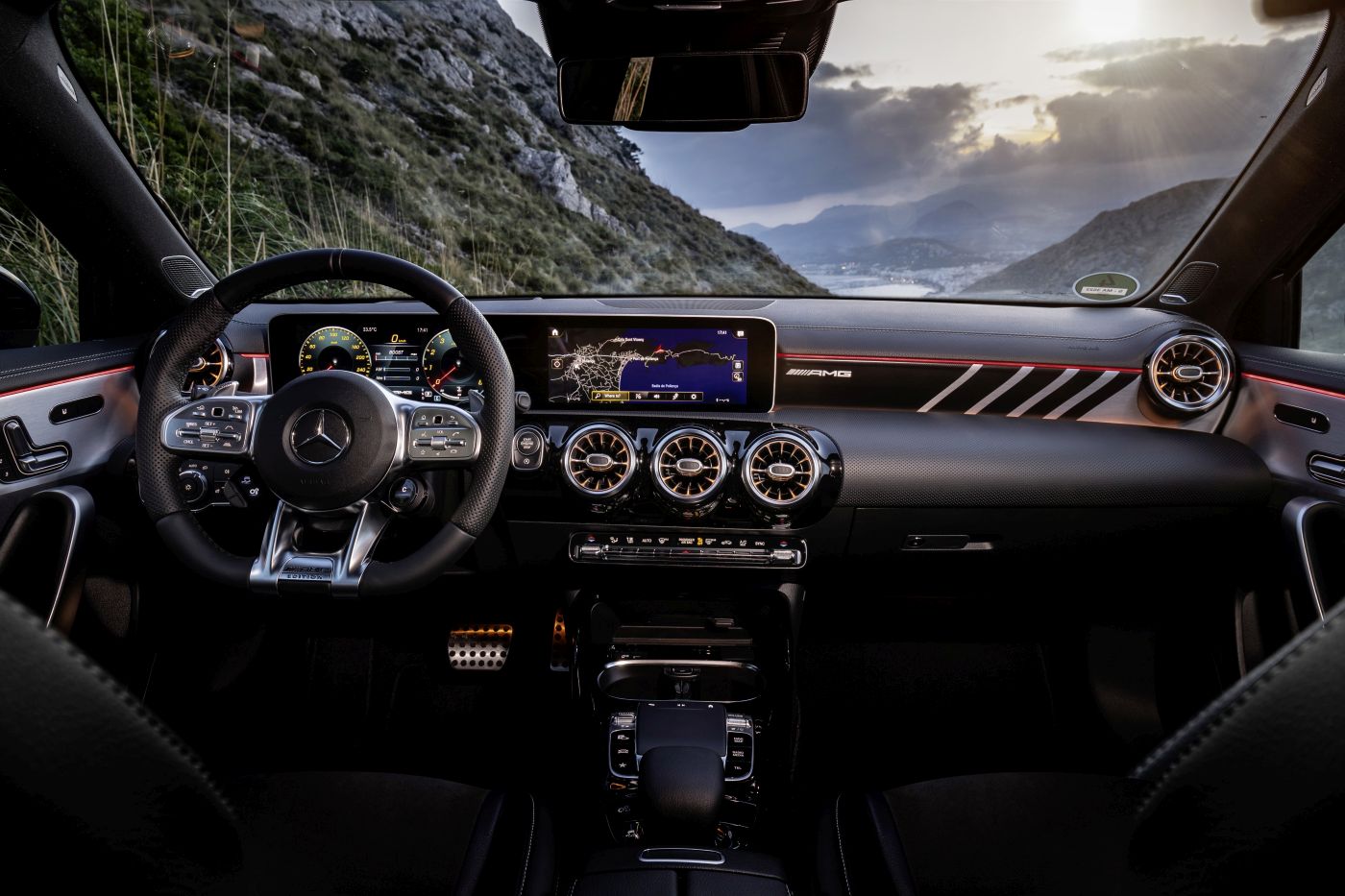 Mercedes-AMG A 35 4MATIC: Neuer Einstieg in die Welt der Driving Performance

Mercedes-AMG A 35 4MATIC: New entry-level model opens up the world of driving performance