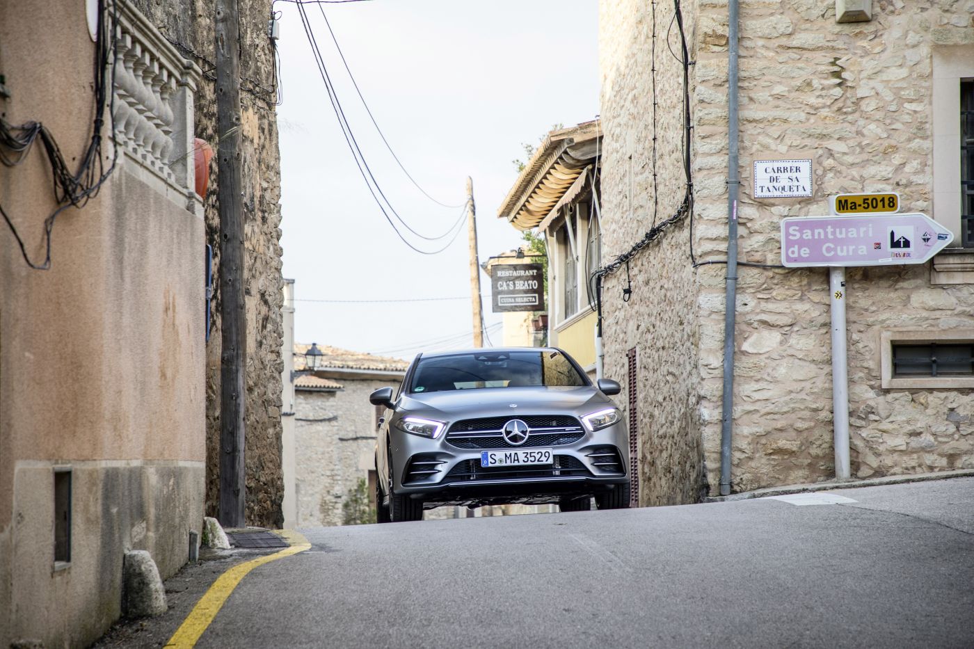 Mercedes-AMG A 35 4MATIC: Neuer Einstieg in die Welt der Driving Performance

Mercedes-AMG A 35 4MATIC: New entry-level model opens up the world of driving performance