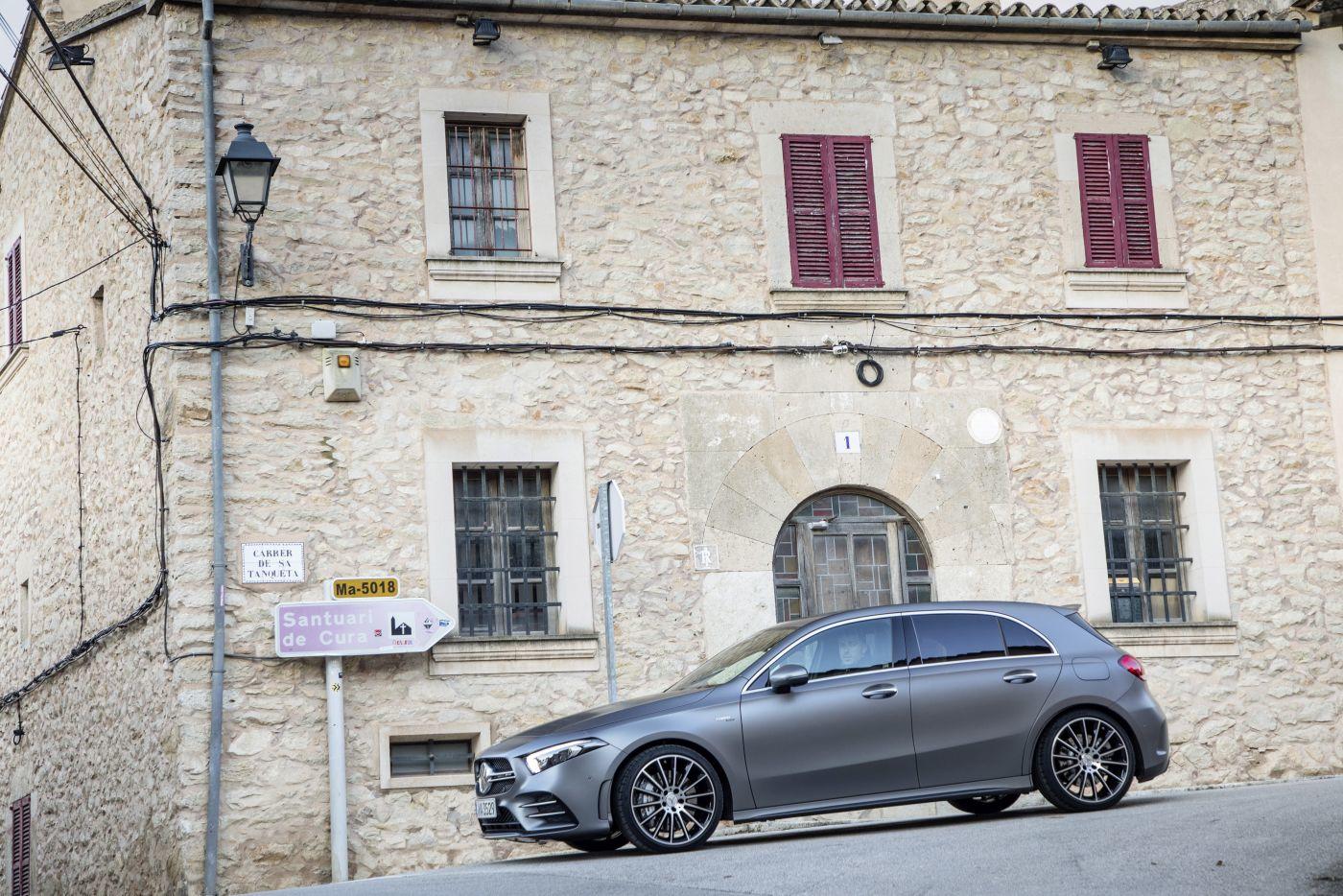 Mercedes-AMG A 35 4MATIC: Neuer Einstieg in die Welt der Driving Performance

Mercedes-AMG A 35 4MATIC: New entry-level model opens up the world of driving performance