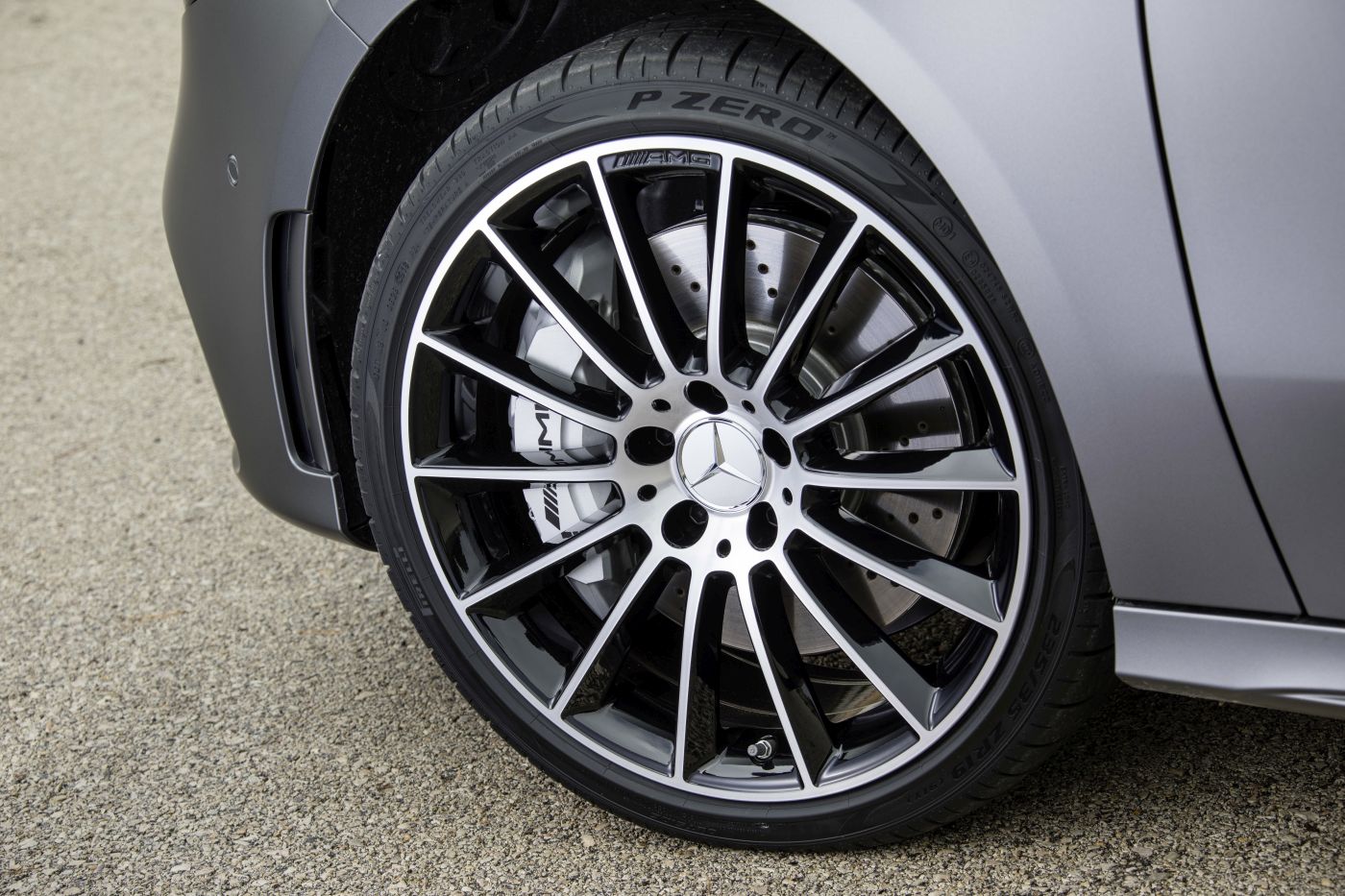 Mercedes-AMG A 35 4MATIC: Neuer Einstieg in die Welt der Driving Performance

Mercedes-AMG A 35 4MATIC: New entry-level model opens up the world of driving performance