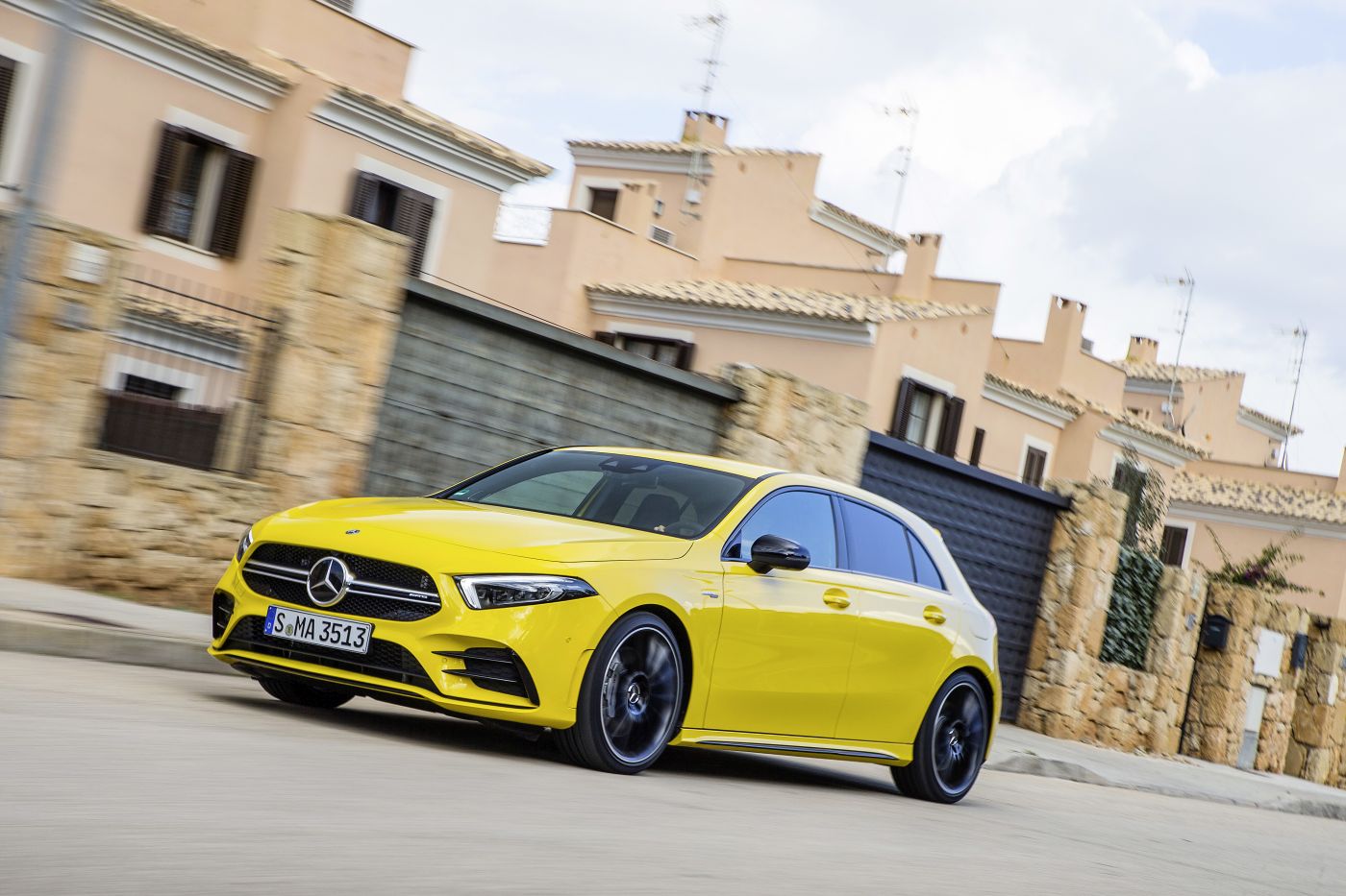 Mercedes-AMG A 35 4MATIC: Neuer Einstieg in die Welt der Driving Performance

Mercedes-AMG A 35 4MATIC: New entry-level model opens up the world of driving performance