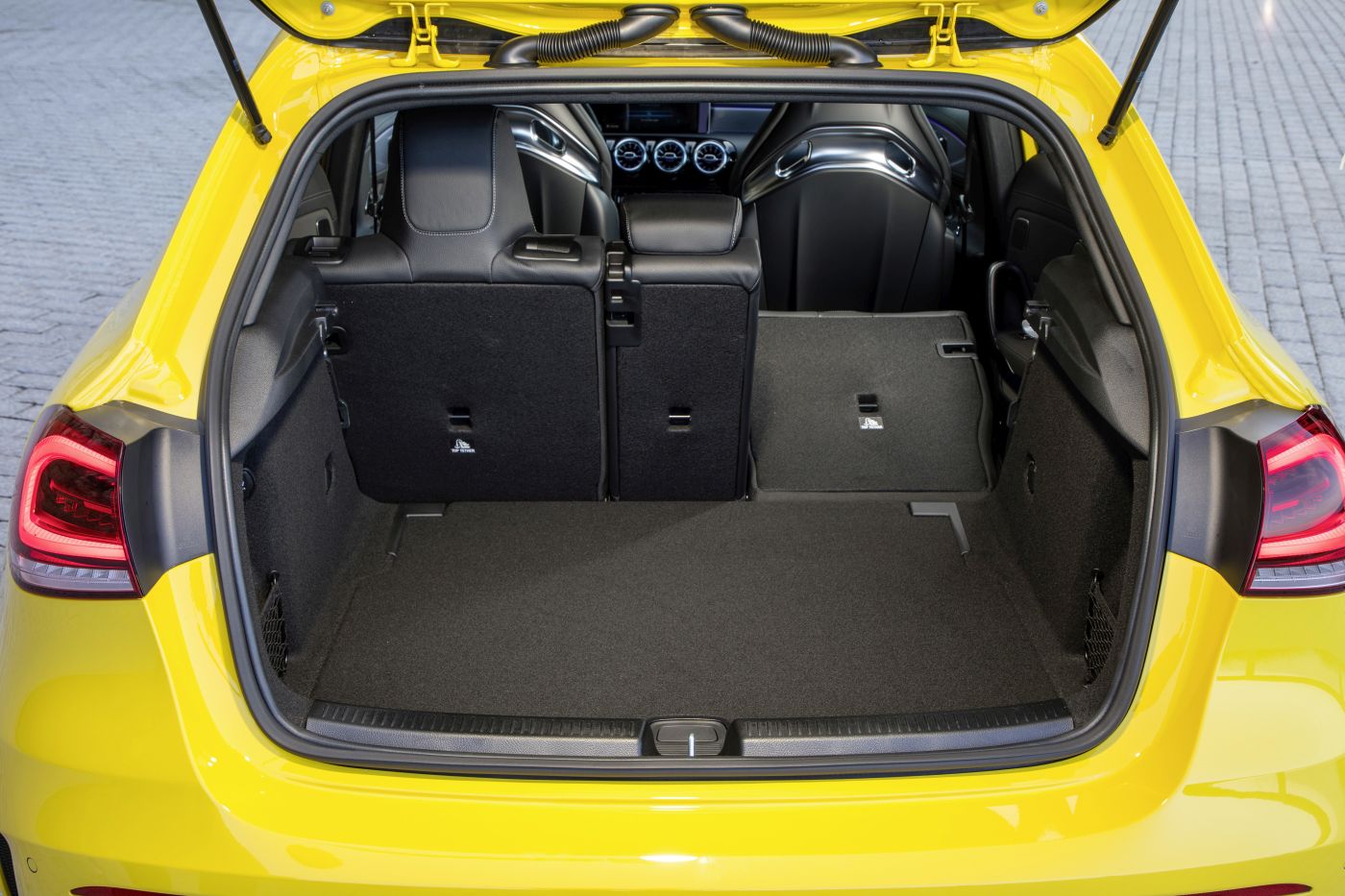 Mercedes-AMG A 35 4MATIC: Neuer Einstieg in die Welt der Driving Performance

Mercedes-AMG A 35 4MATIC: New entry-level model opens up the world of driving performance