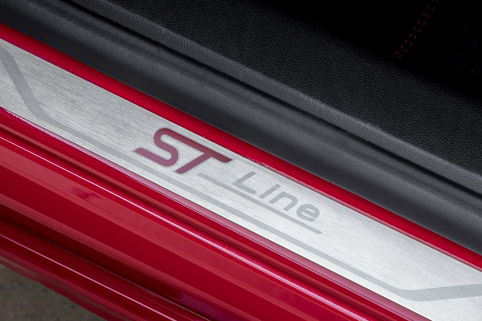 2018_FORD_FOCUS_ST-LINE_RED_15
