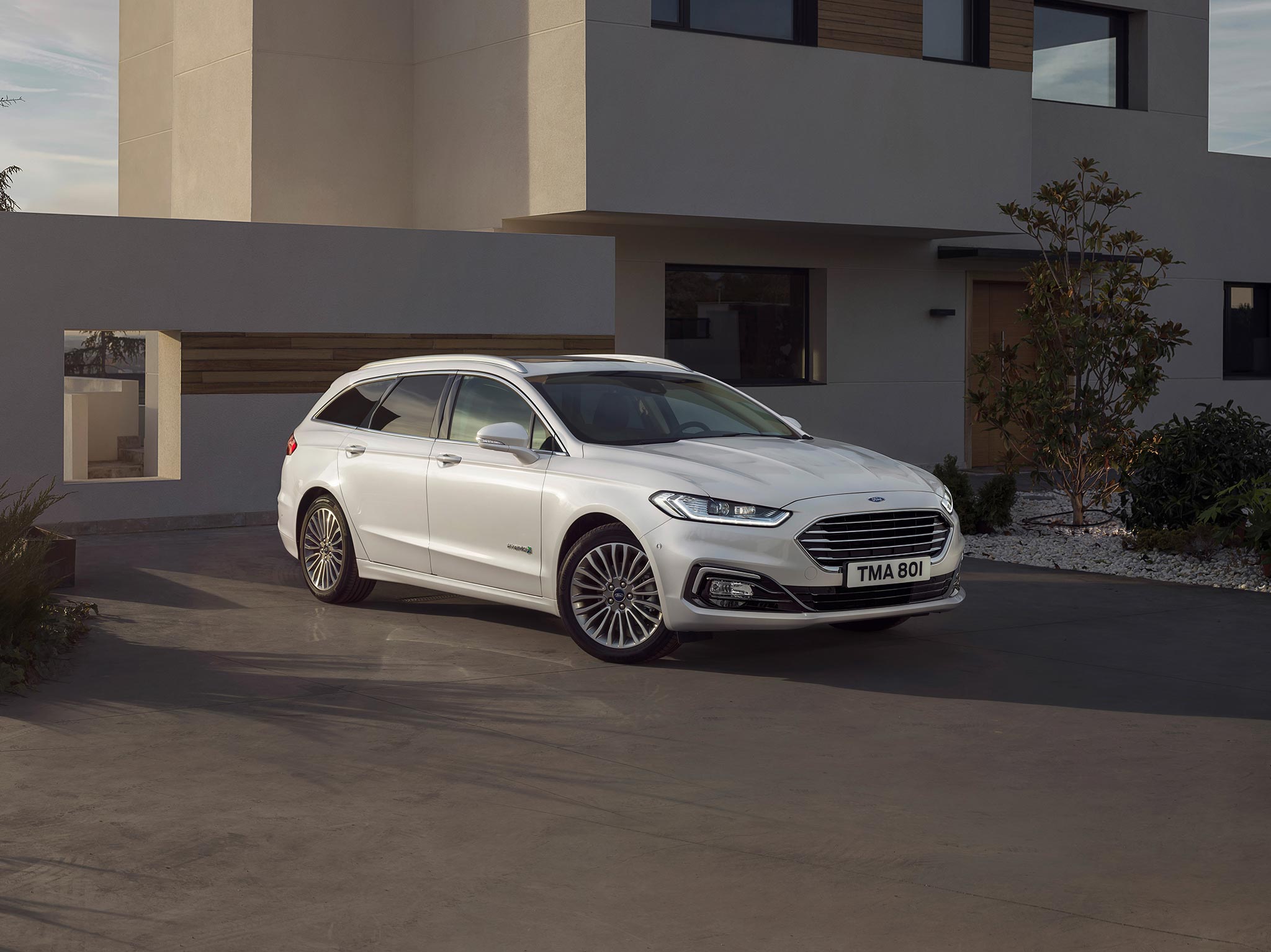 2019FordMondeo-Hybrid_07-LOW