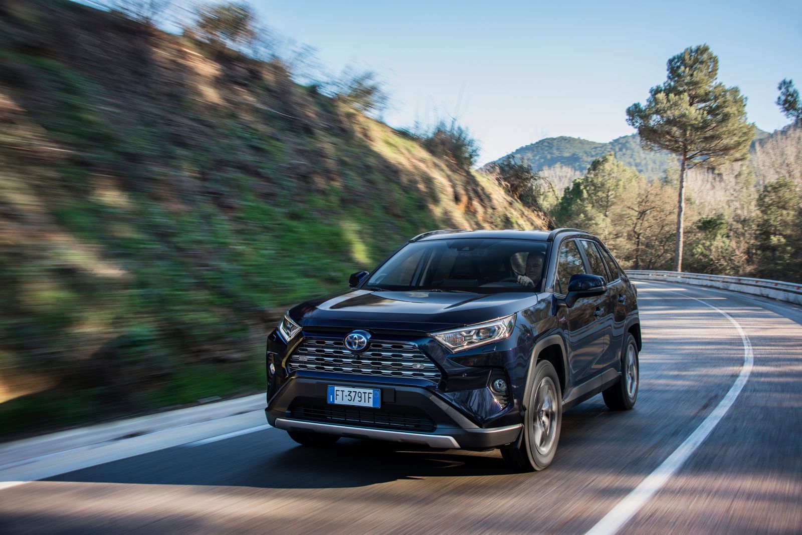 Dynamic_Blue_Rav4_2019_10