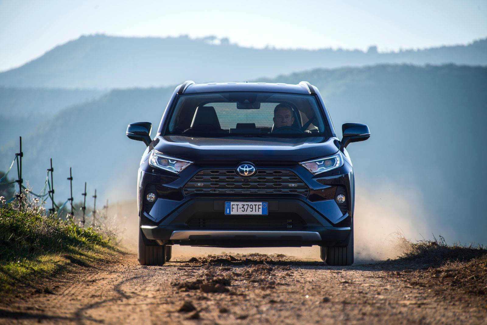 Dynamic_Blue_Rav4_2019_17