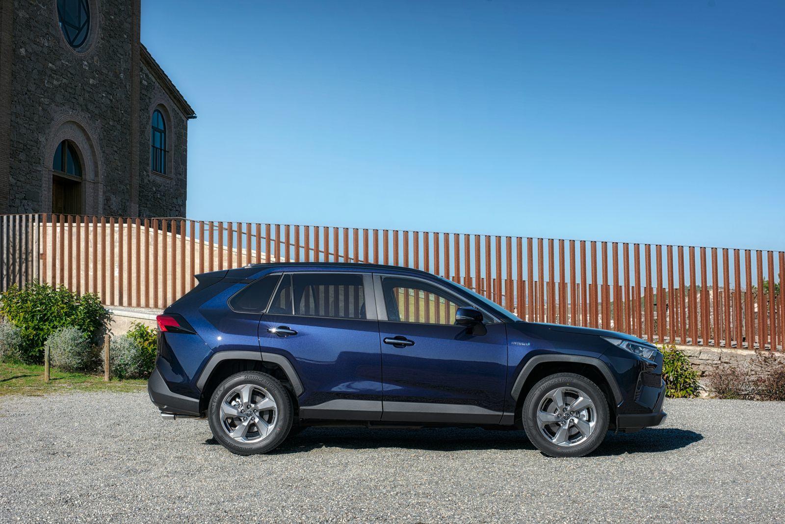 Static_Blue_Rav4_2019_04