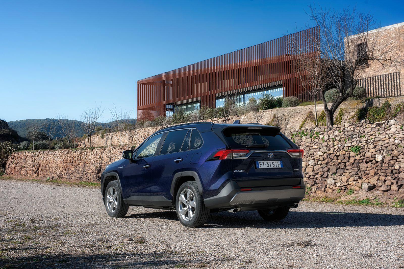 Static_Blue_Rav4_2019_06